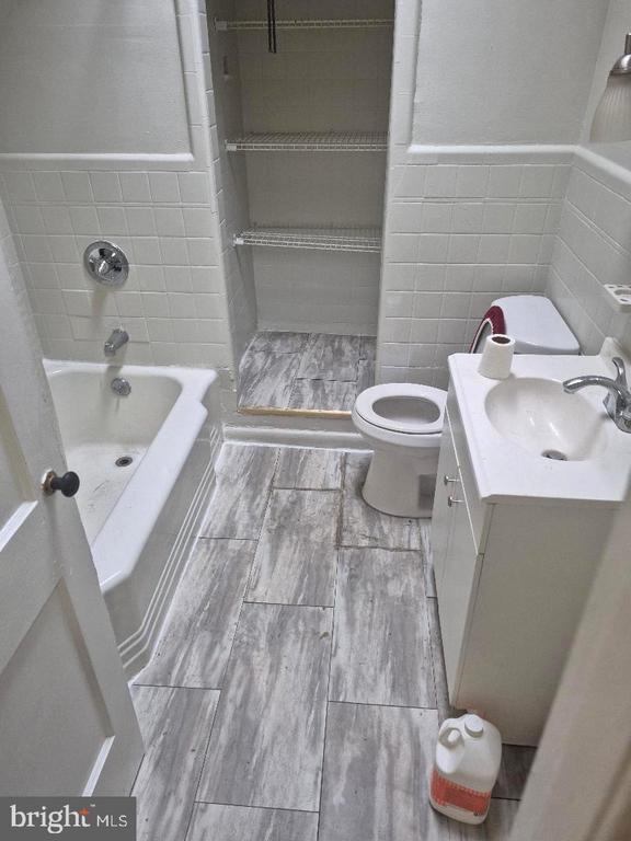 Building Photo - 5345 W Columbia Ave