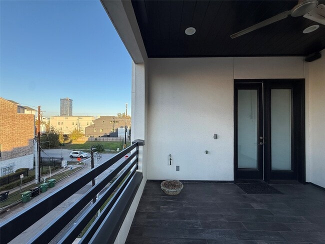 Building Photo - 707 W Clay St