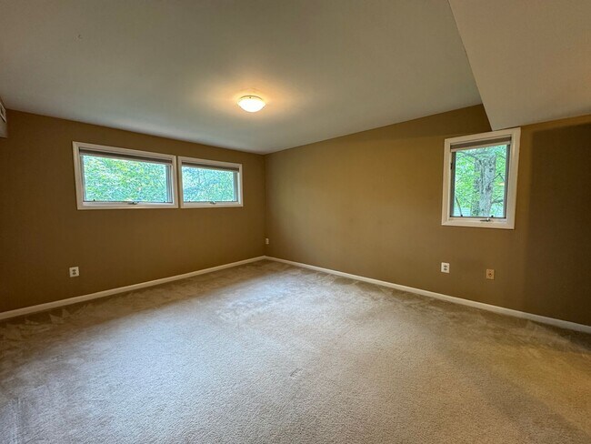 Building Photo - Fantastic 4 Bed 3.5 Bath Townhome With Sun...