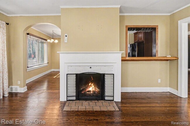 Building Photo - 1105 E Fifth St