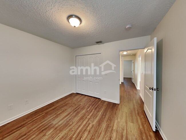 Building Photo - 985 Hyannis Port Dr