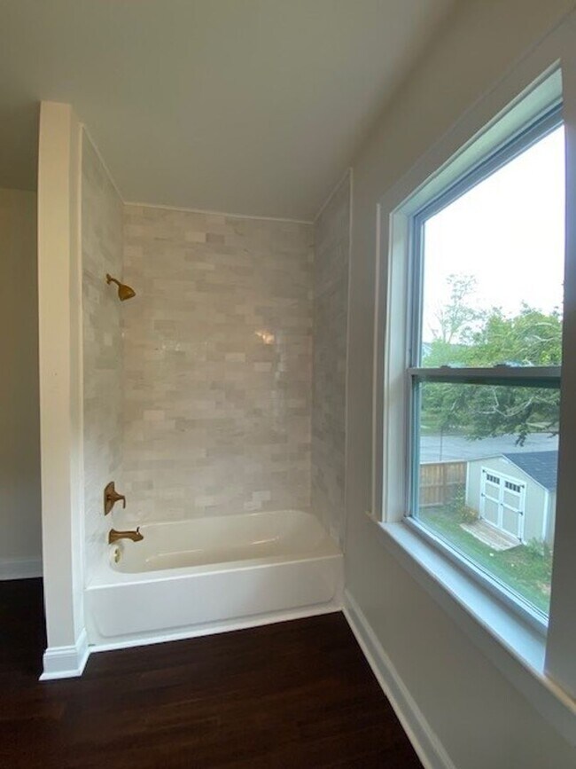 Building Photo - Georgous 5 bedroom 2.5 bath home in Downto...
