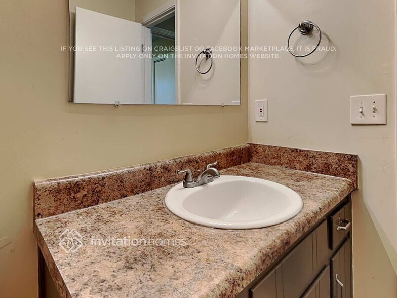 Building Photo - 820 Cedar Lake Dr SE