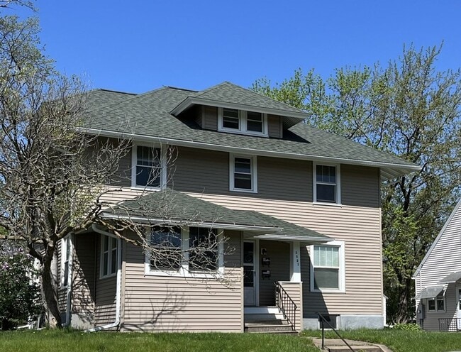 Building Photo - 2521 Iowa St
