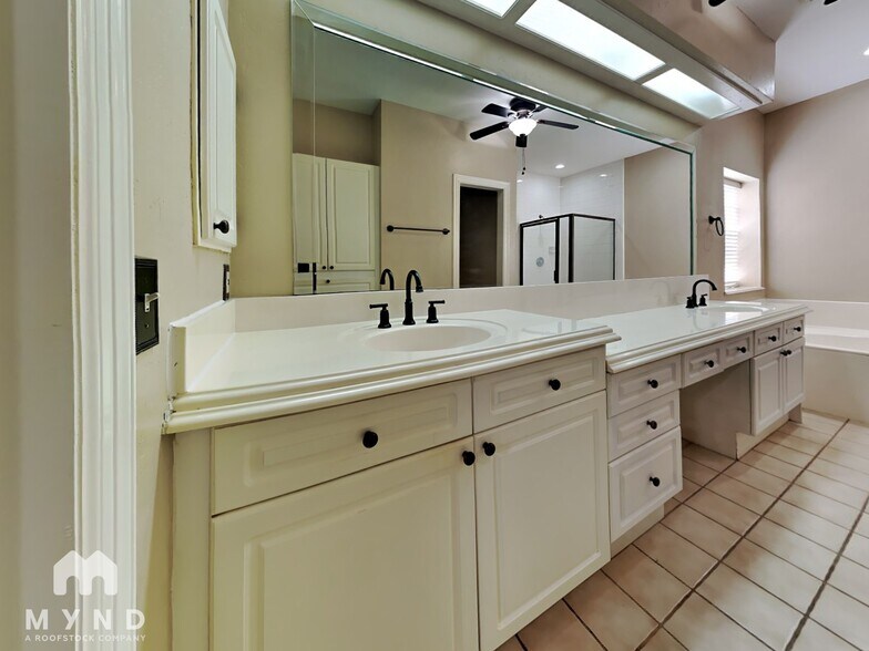 Building Photo - 19026 Owen Oak Dr