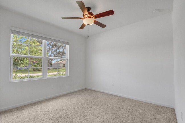 Building Photo - 2550 SE Rock Springs Dr