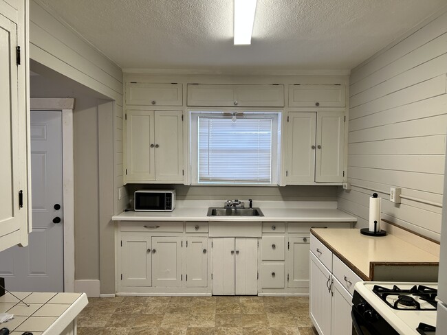 Building Photo - 940 6th St