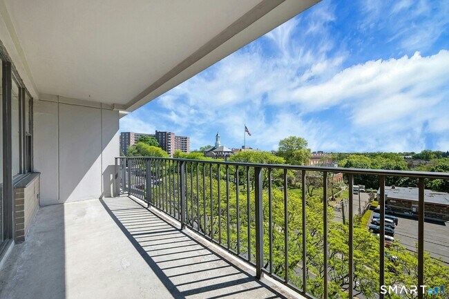Building Photo - 44 Strawberry Hill Ave