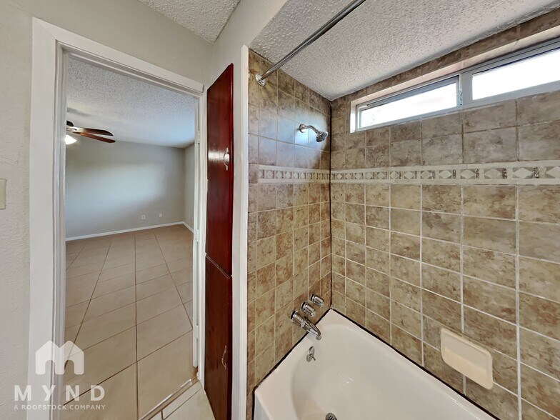 Building Photo - 605 Pyramid Dr