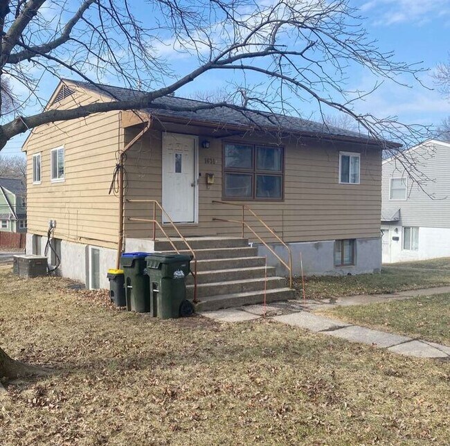 950 2 Bedroom, 1 Bathroom Duplex Pet 1631 Muscatine Ave Iowa