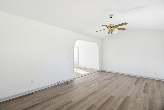 Building Photo - Beautifully Updated 3 bedroom, 2 bathroom Brick Ranch in Lexington