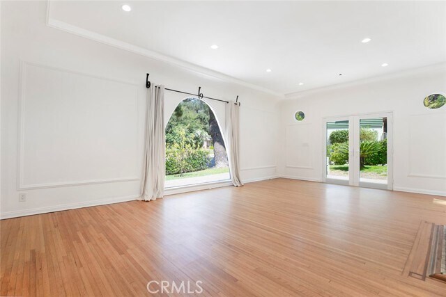 Building Photo - 2644 E Chevy Chase Dr