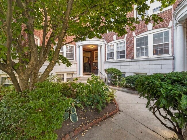 Building Photo - 35 Bowdoin St