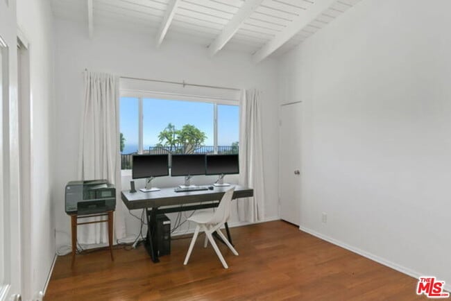 Building Photo - 1175 Las Pulgas Pl