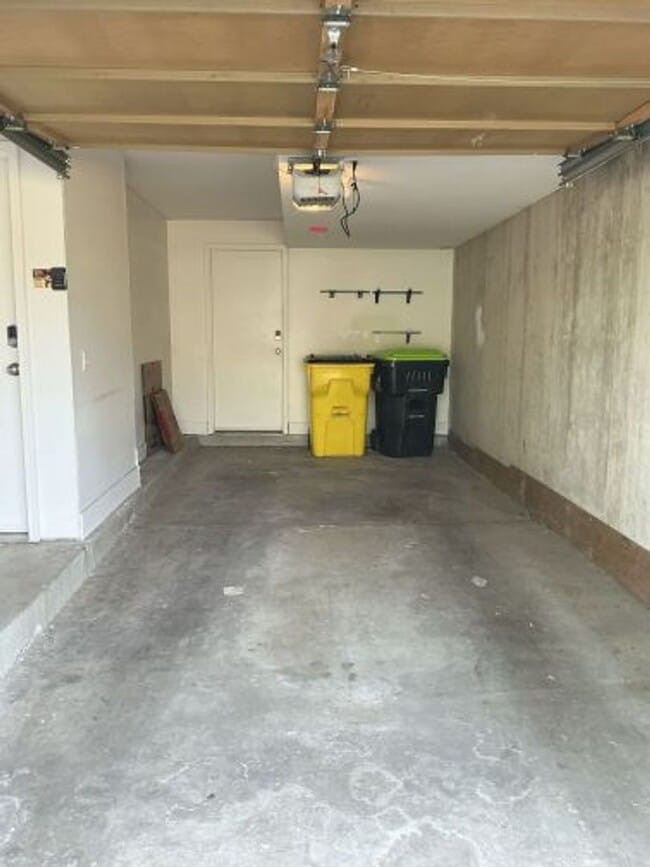 Building Photo - **Newly Upgraded Townhome**