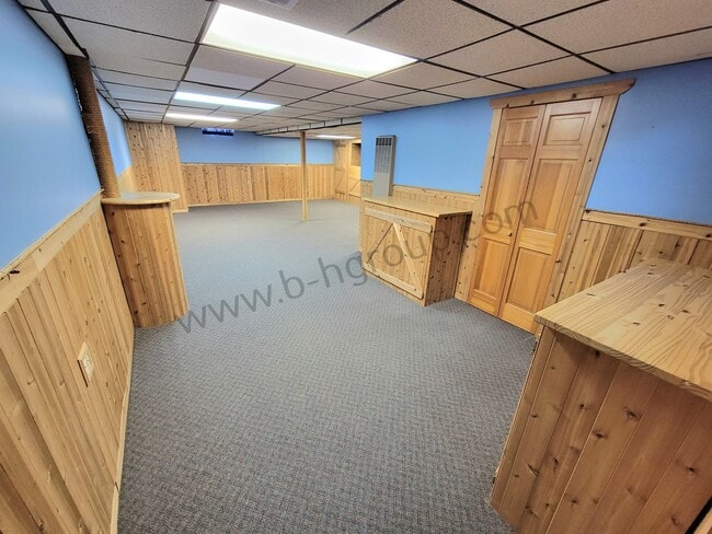 Building Photo - Great Location!