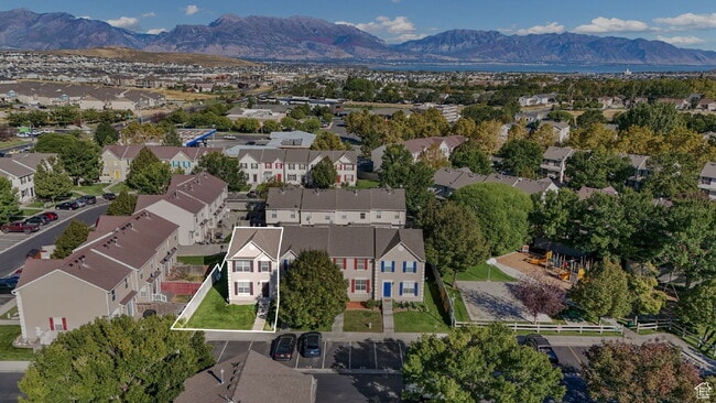 Building Photo - "Spacious 4-Bedroom Townhouse in Eagle Mou...