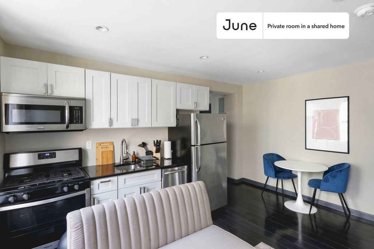 Building Photo - Private bedroom in 3 bed/1 bath Home