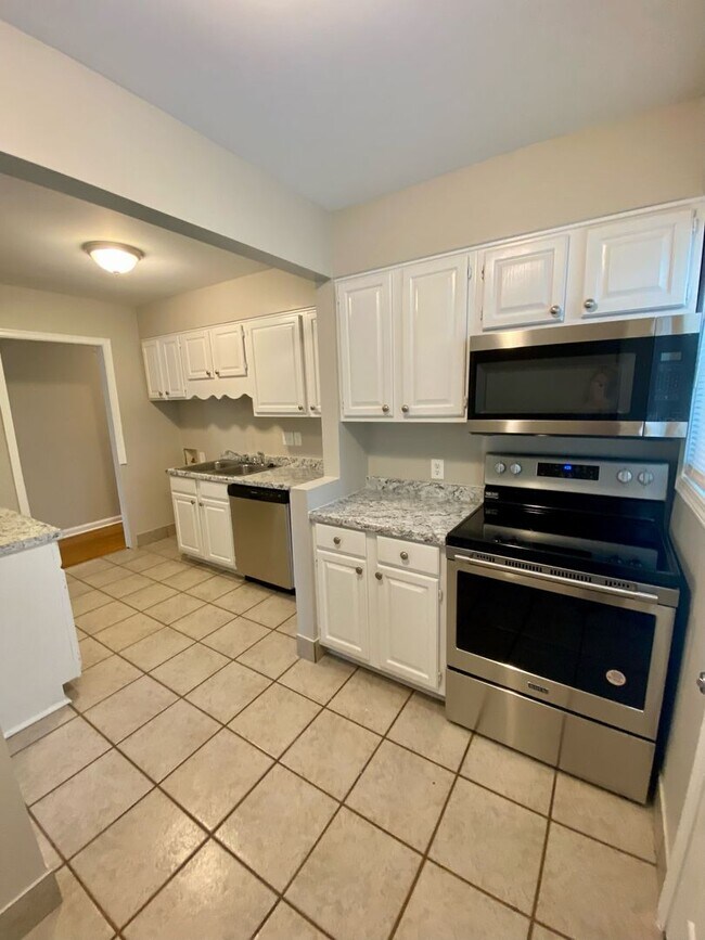 Building Photo - 3 bed, 1 bath in Colonial Acres near Quince and Colonial