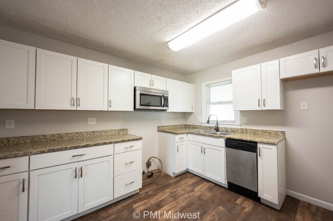 Building Photo - "Charming 3-Bedroom Haven in Mooresville –...