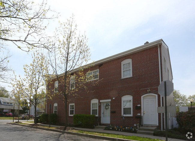 Building Photo - 708 Burlington Ave