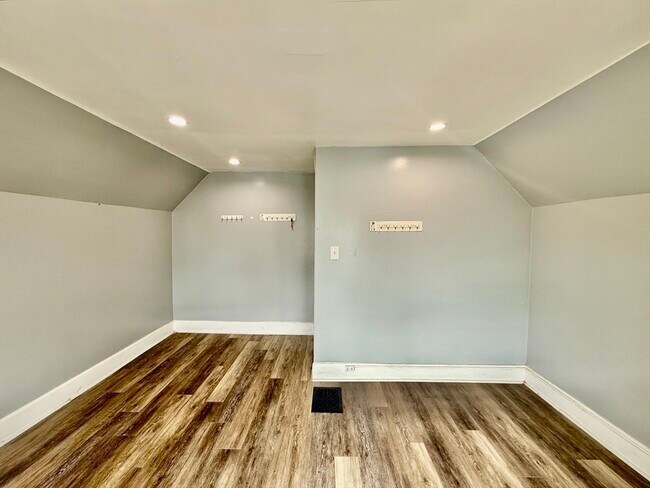 Building Photo - 10 Clark St