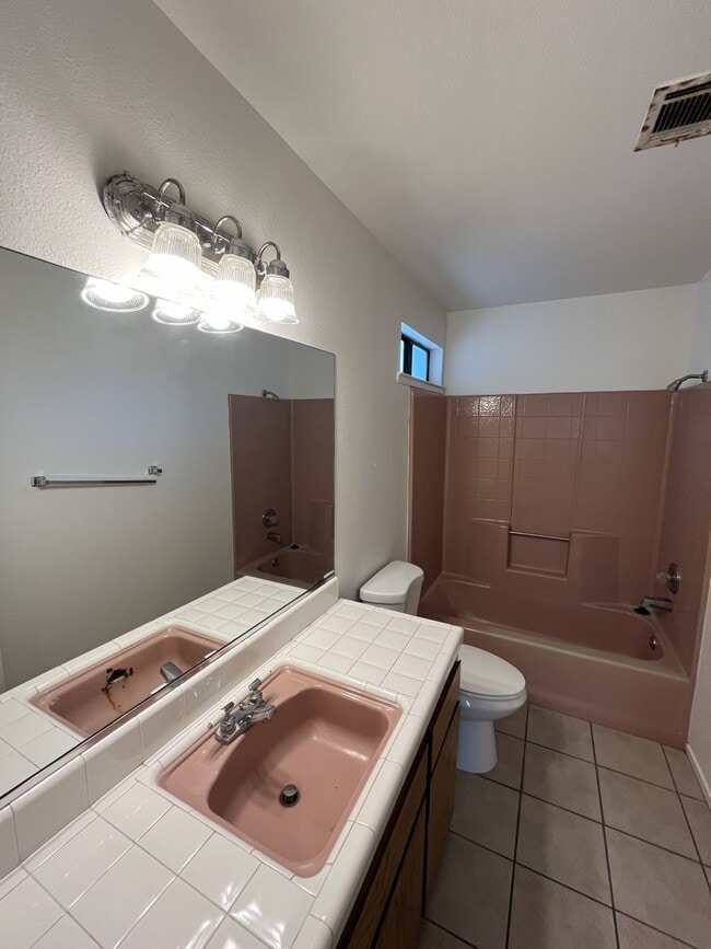 Building Photo - 2146 Fernwood Dr