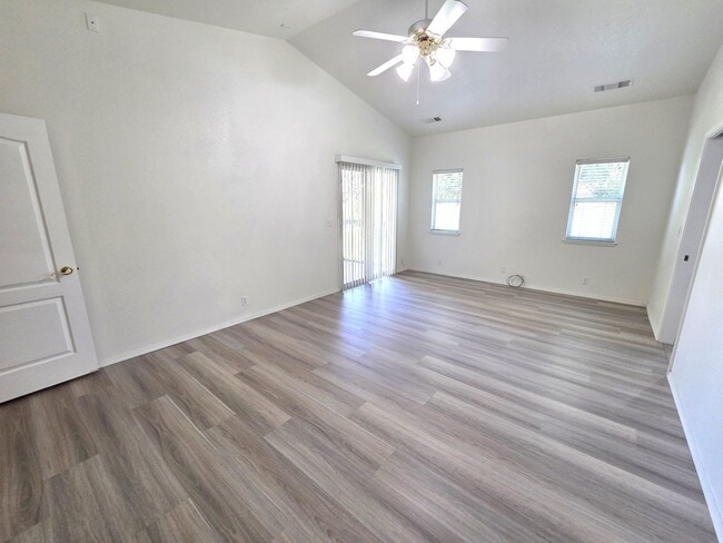 Building Photo - Beautiful 4 Bedroom 2 Bath Home