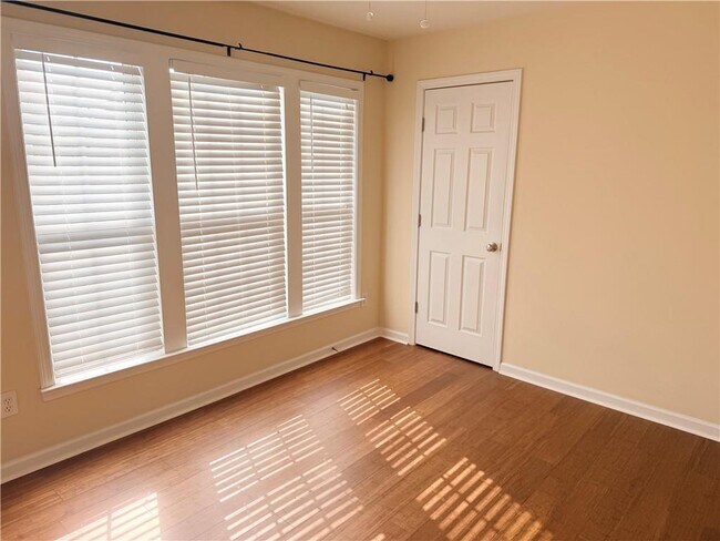 Building Photo - 2380 Fairlie Dr