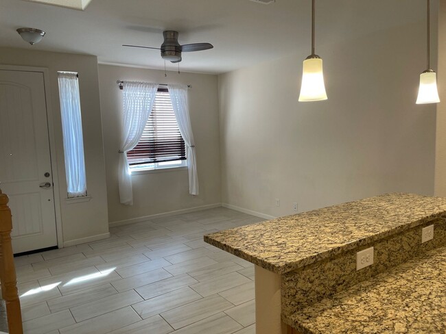 Building Photo - Townhome short drive to freeway. 3 bedroom...