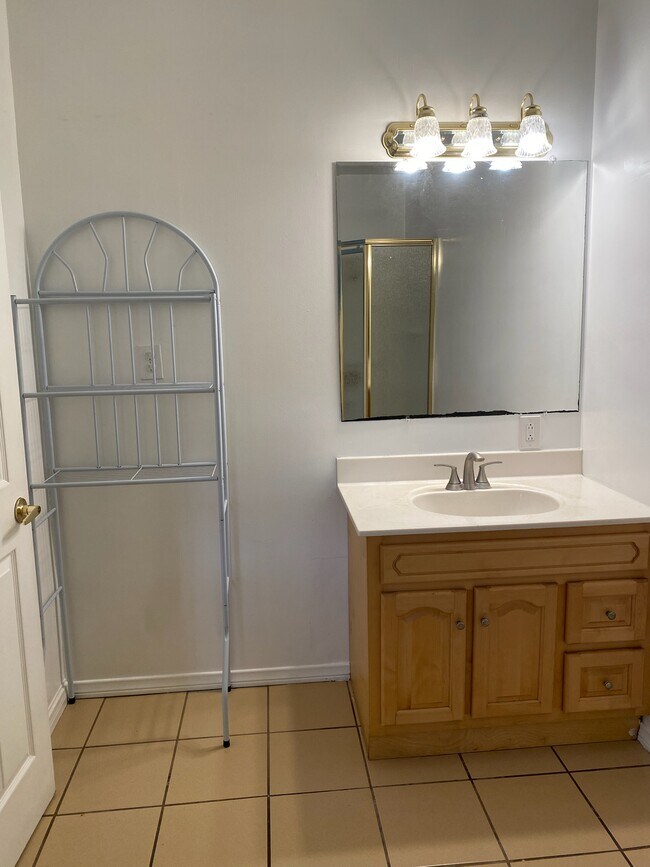 Sink - Towel Rack - 1045 Palm Ave