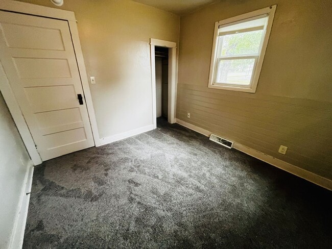 Building Photo - 2-Bed, 1-Bath Home with Detached Garage & Huge Backyard! Pet Friendly (Currently occupied)