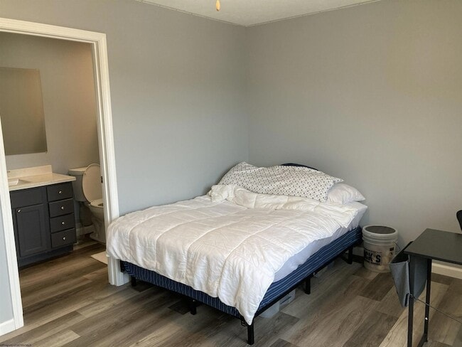 Building Photo - 802 Puzzle Pl