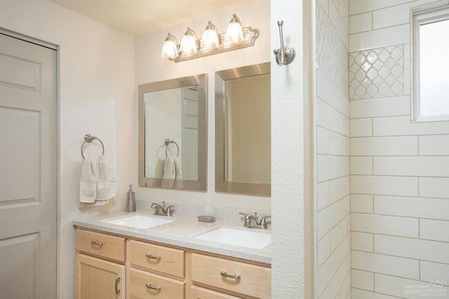 Building Photo - 1444 NW Canyon Dr