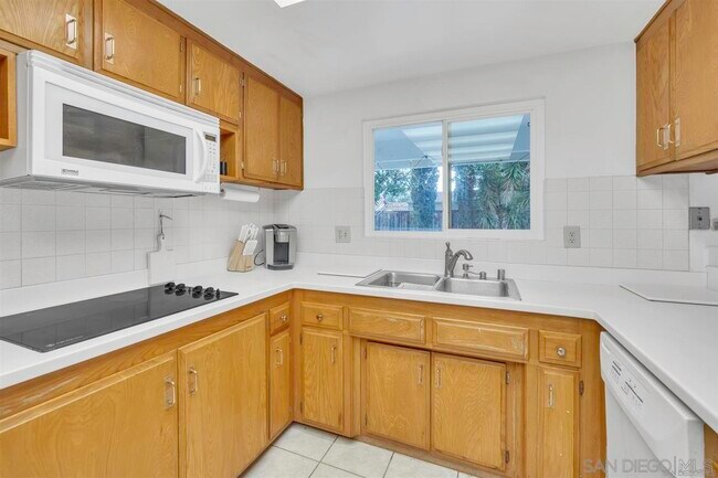 Building Photo - 17052 Bernardo Oaks Dr