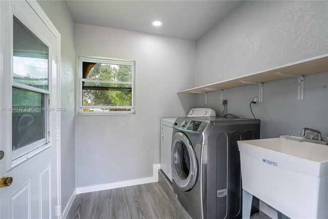 Building Photo - 4660 SW 128th Ave