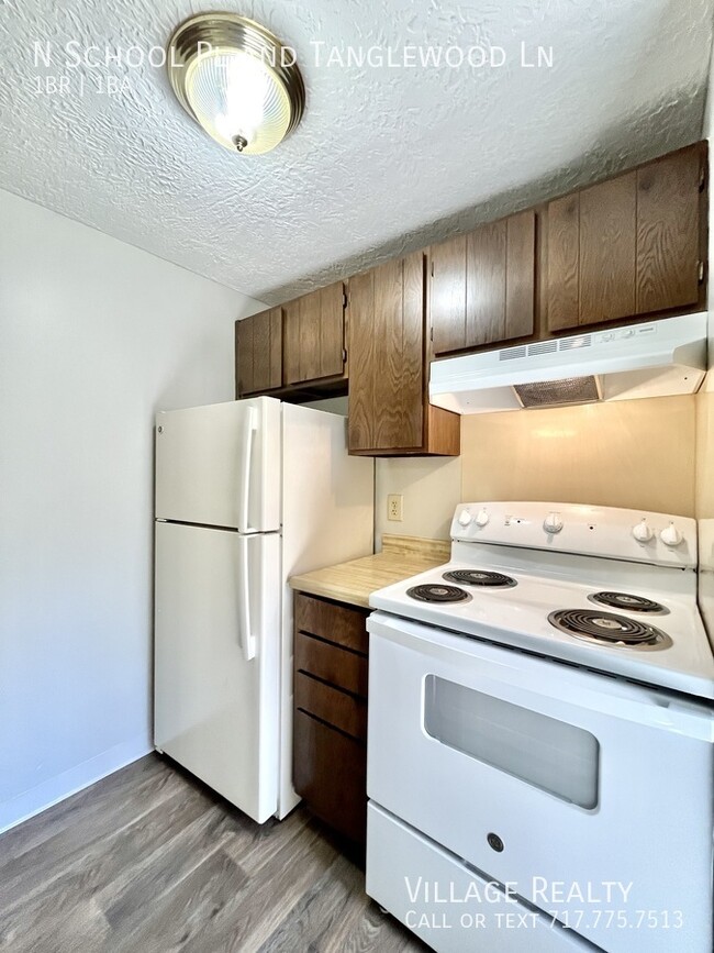 Building Photo - MOVE-IN READY! Top Floor! Roomy 1-Bed with...