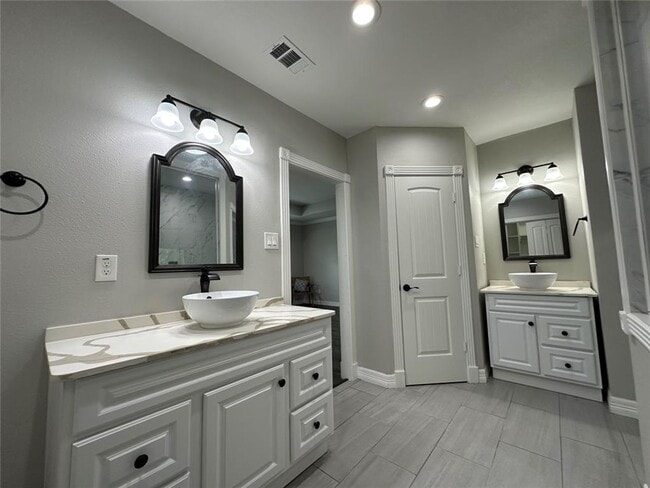 Building Photo - completely renovated 1930 Craftsman bungalow in the sought after Brooke Smith subdivision of Hous...