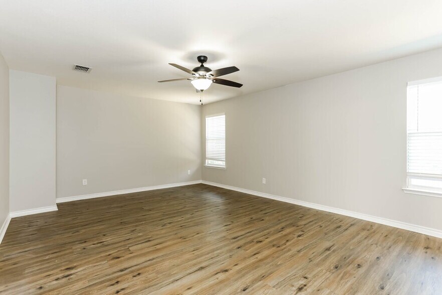 Building Photo - 7953 Meadow Spring Ln