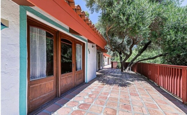 Building Photo - Escape to Your Own Private Retreat Among the Oaks