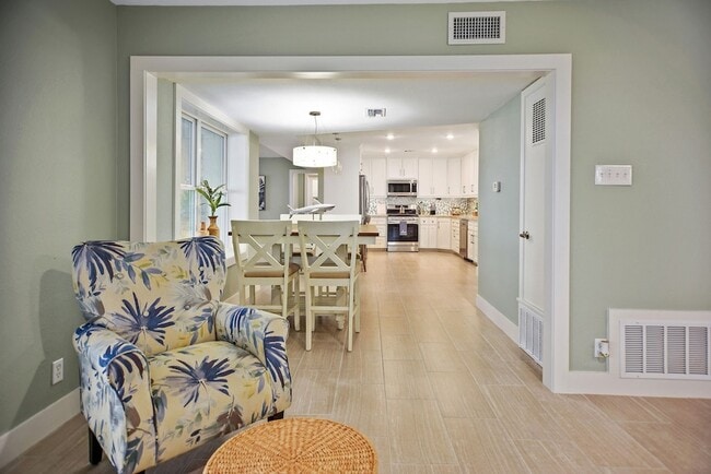 Building Photo - 8 Las Brisas Pl