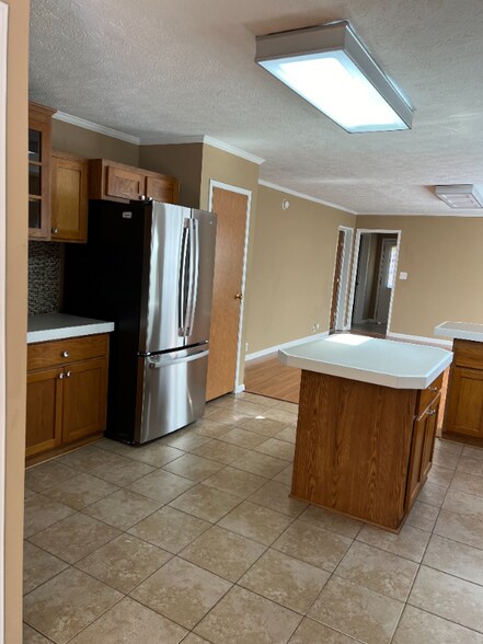 Building Photo - 420 Decker St