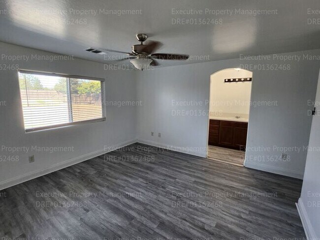 Building Photo - 4 bedroom/ 2 bathroom located in the South...