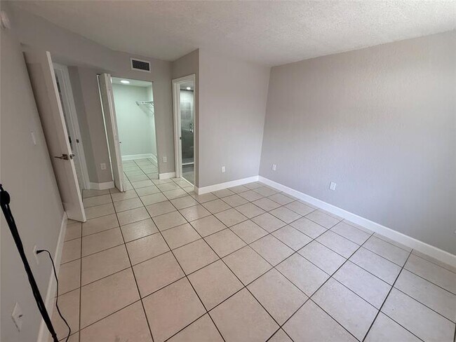 Building Photo - 7015 NW 173rd Dr