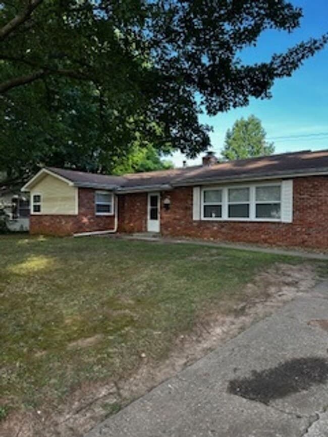 Building Photo - Newly Remodeled Home – Conveniently Located!