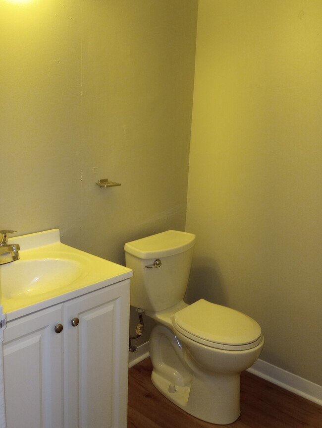 Half bathroom - 1465 Longdale Dr