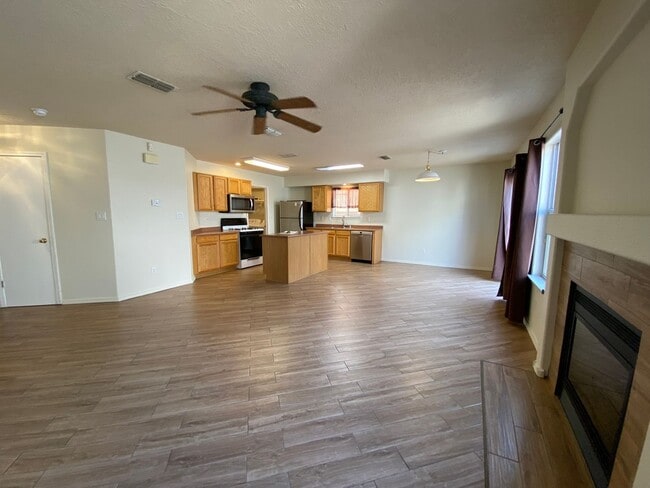 Building Photo - 3 bed 2.5 bath
