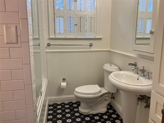 Building Photo - 1916 W 39th St