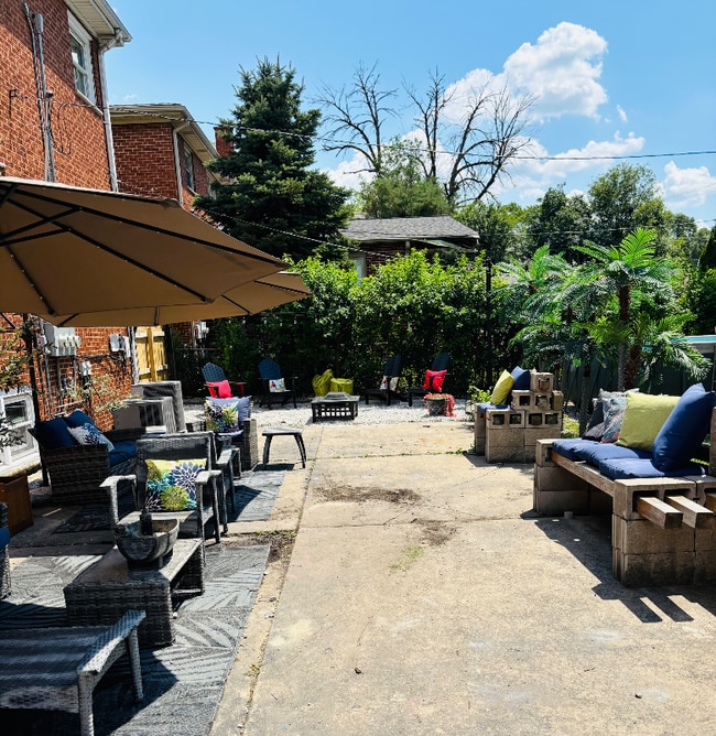 Building Photo - 10624 Mayfield Ave