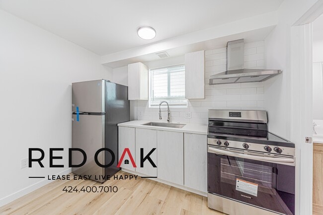 Building Photo - 211 1/2 W 47th St